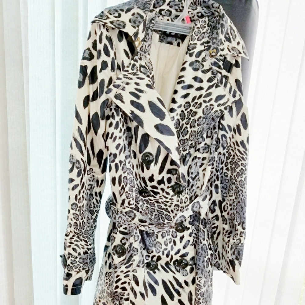 Snow leapord trench coat