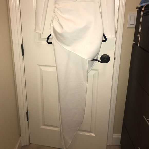 Backless long sleeve plunging asymmetrical dress - Picture 2 of 4