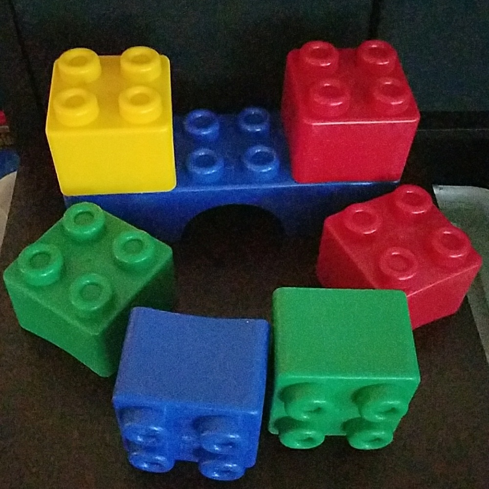 Jumbo legos set in great condition 31 pieces price includes shipping.