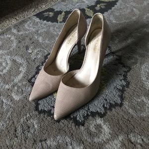 Nude pumps