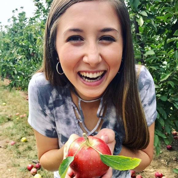 Meet your Posher, Claudia - Picture 1 of 1