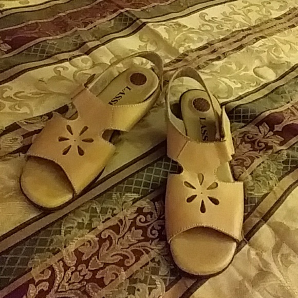 Tan Lasen Shoes Super comfortable Sz 8 - Picture 1 of 1