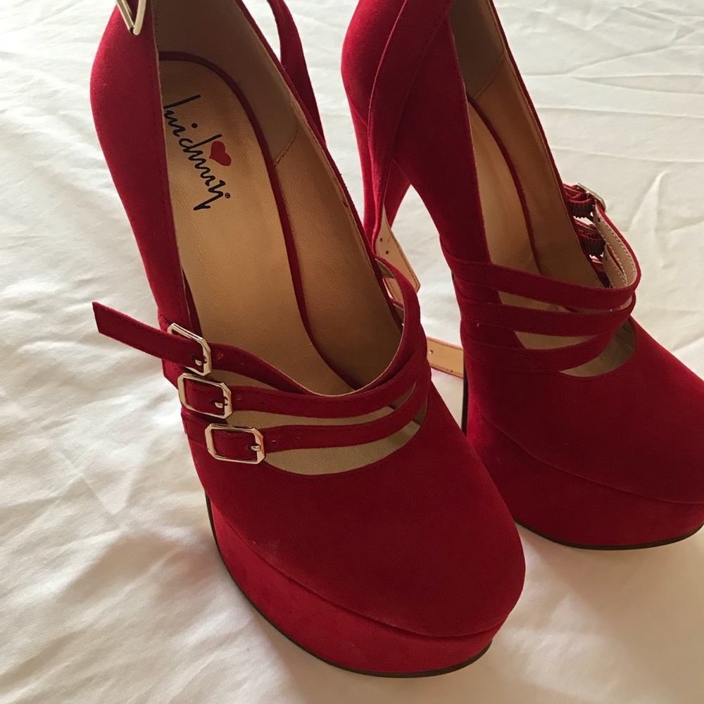 Red sexy shoes..never warn.... Brand new