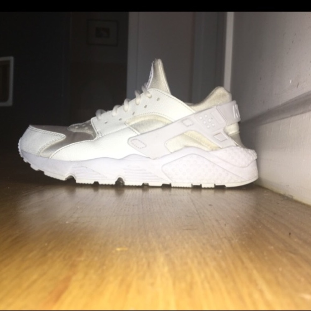 Nike Air Huaraches | White | US Women’s Size 8