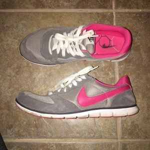 Women's Nike tennis shoes