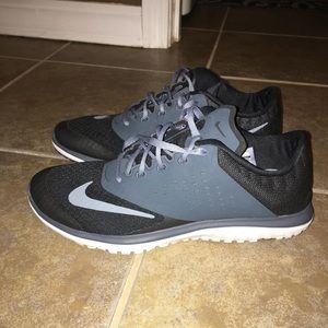 Women's Nike tennis shoes