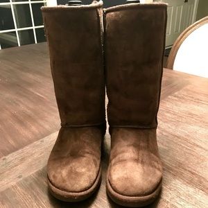 UGGS size 7 ladies Chocolate Brown