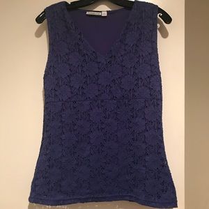 Pretty v-neck sleeveless floral lace top