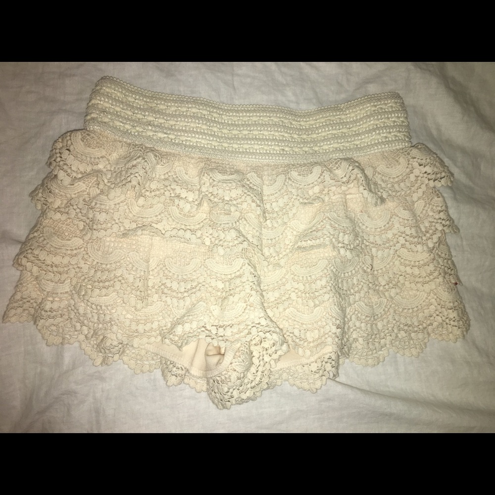 Cream lace high-waisted shorts