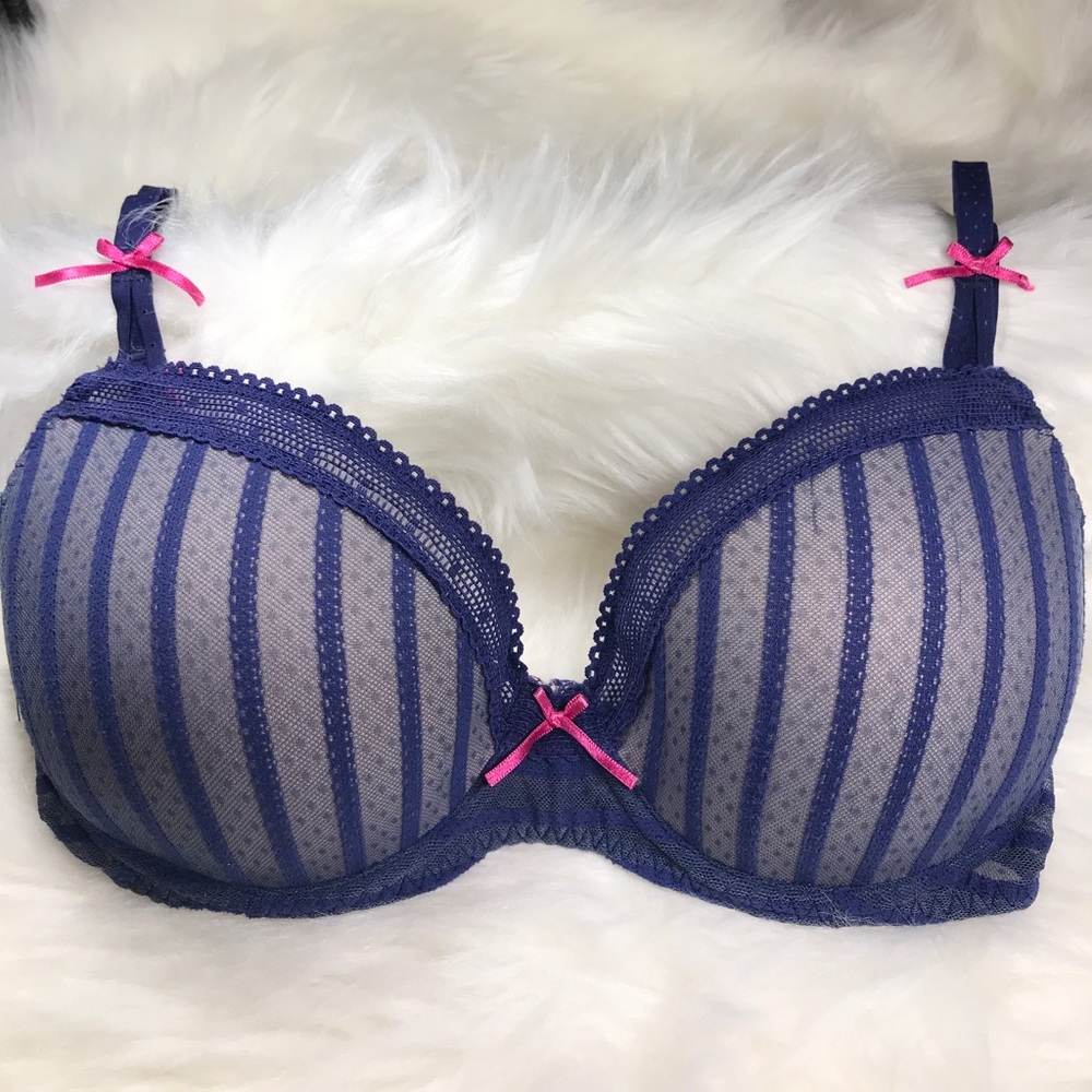 🏙Betsey Johnson Intimates Bra Size 32C Lovely
