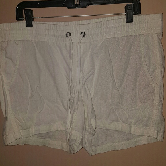 NOT FOR SALE RN! DO NOT BUY White Old Navy shorts - Picture 1 of 3
