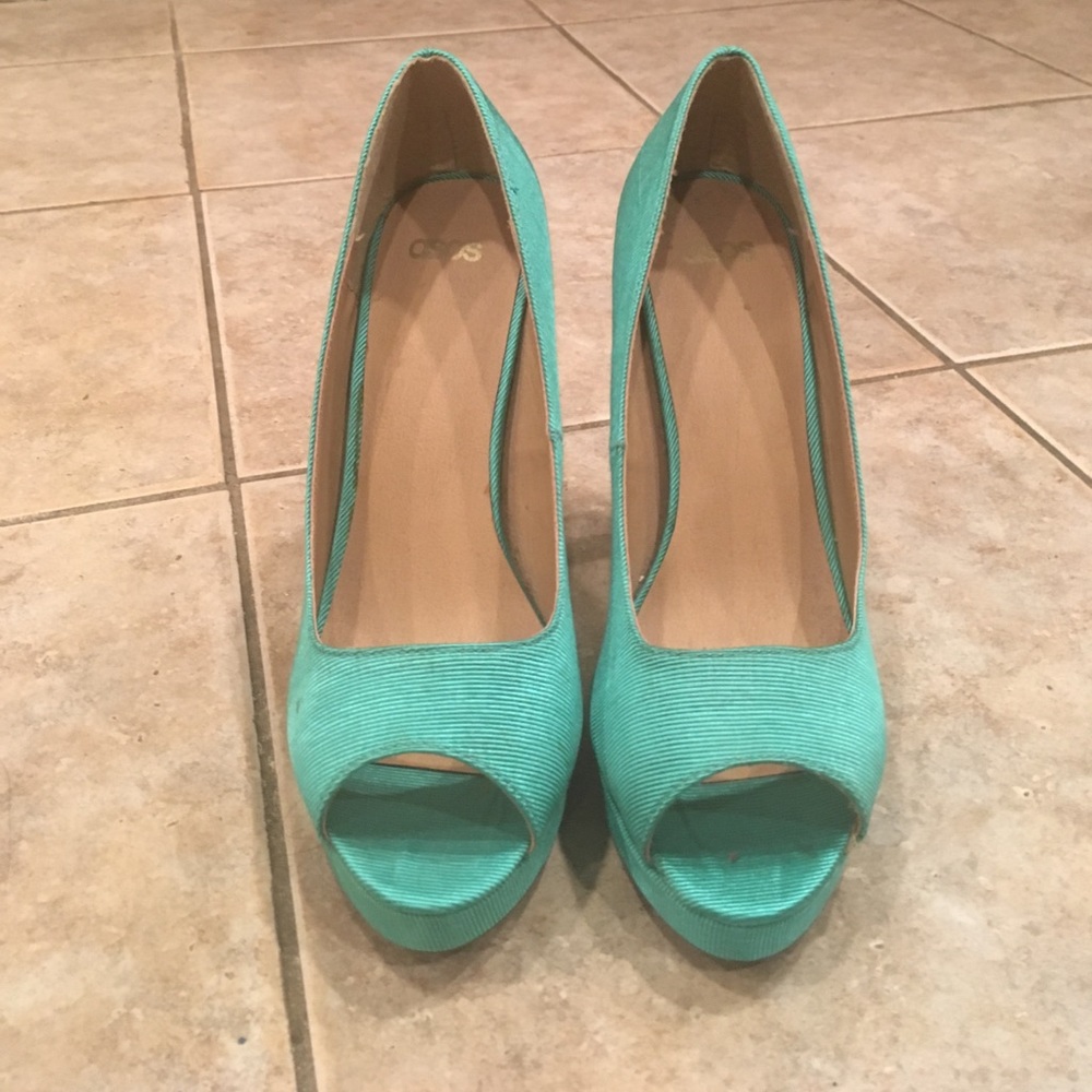 6 1/2 tourquoise peek a toe pumps