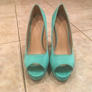 6 1/2 tourquoise peek a toe pumps