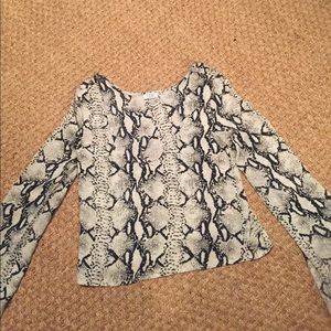 Long sleeve top with a snakeskin pattern