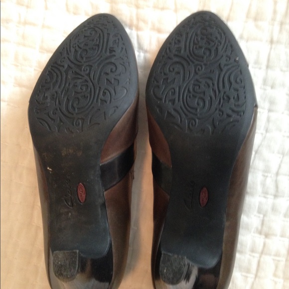 Like NEW Clarks sz 7 black and green - Picture 3 of 4