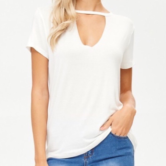 SALE🔥White Keyhole Tee - Picture 2 of 2