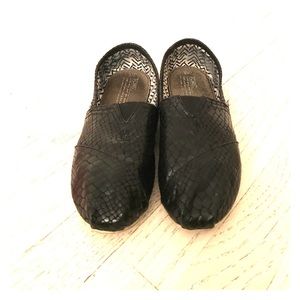 Black textured TOMS