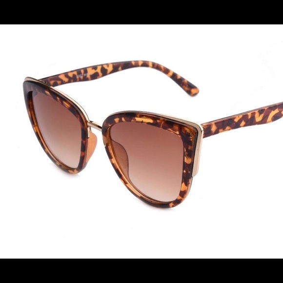 ✨Tea Colored Leopard Patterned Cat Eye Sunglasses✨ - Picture 2 of 4