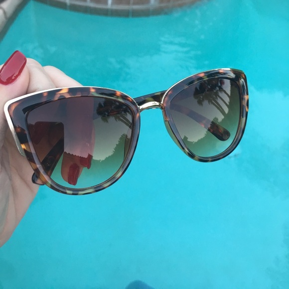 ✨Tea Colored Leopard Patterned Cat Eye Sunglasses✨ - Picture 4 of 4