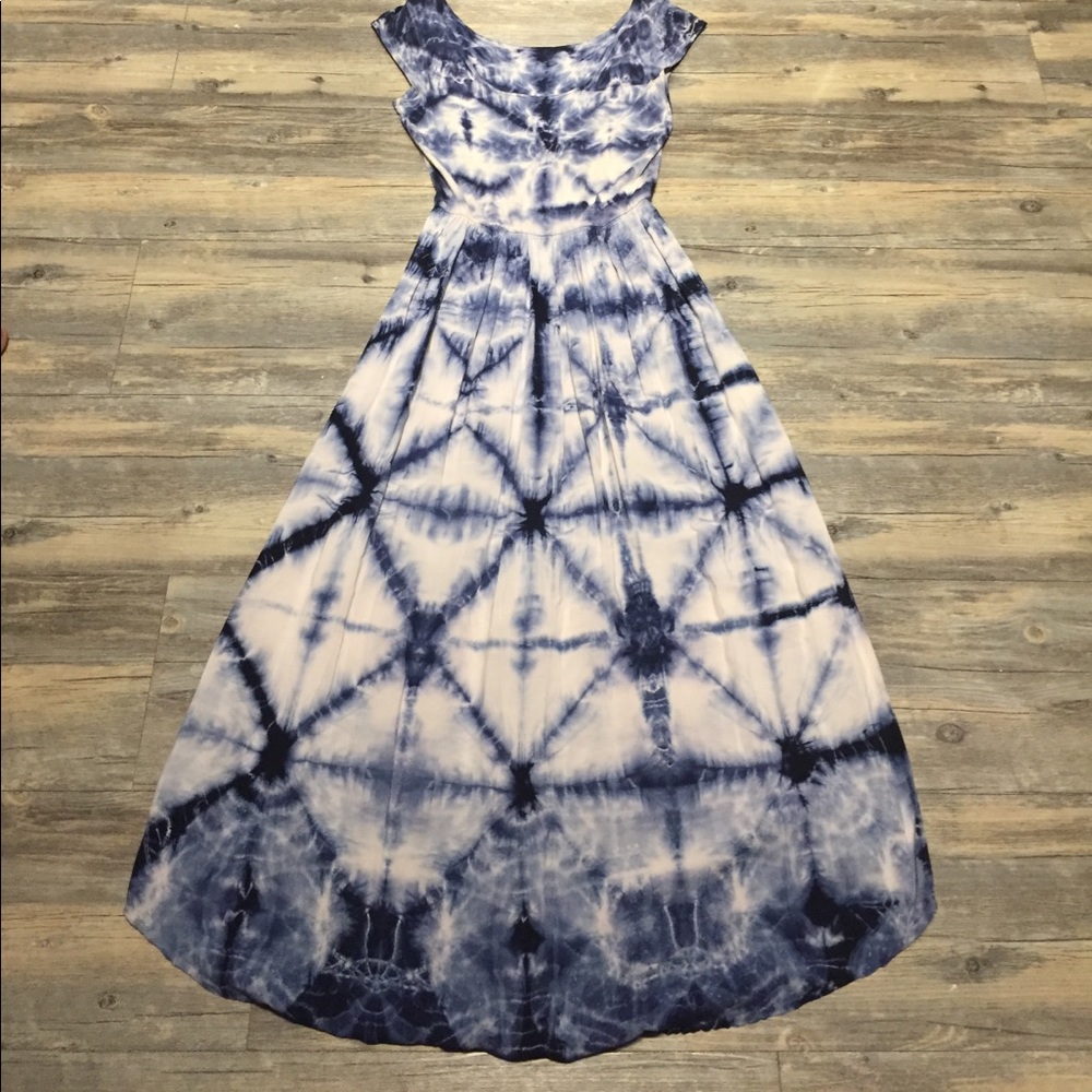 Fun tie-dye flowy dress.