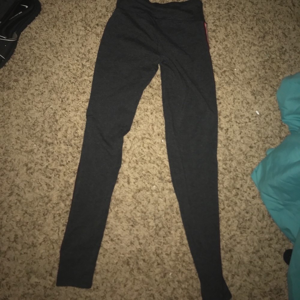 Grey leggings with Maroun white and coral stripes