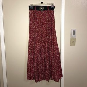 Long skirt with belt