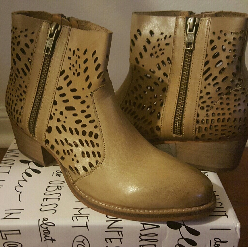 NWT "Extrafine" camel brown ankle boots