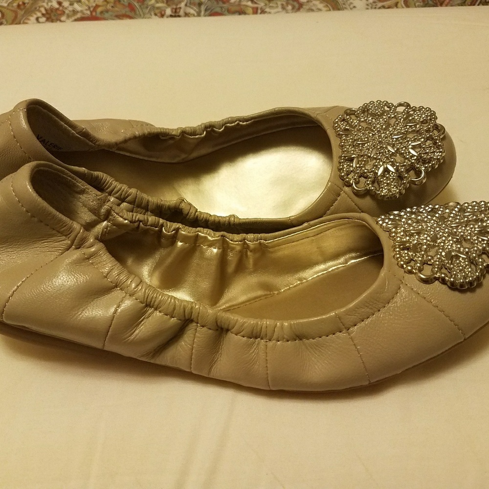 Sz7 Tahari flats, new