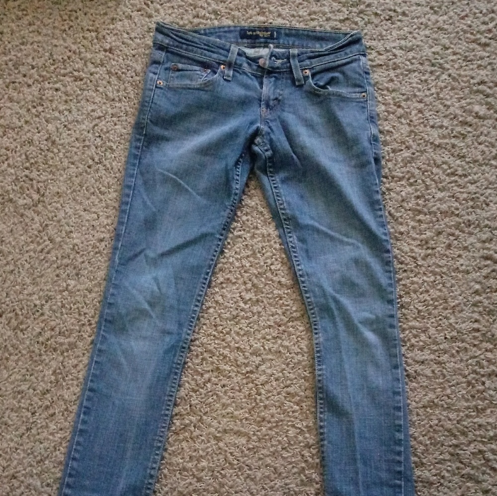 Woman's skinny blue jeans