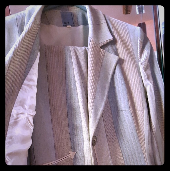 Suit with pants - Picture 3 of 7