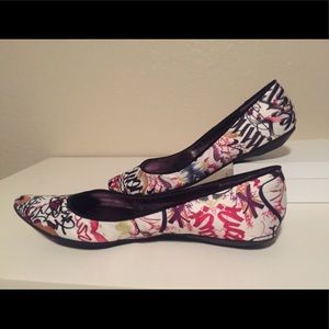 Nine West Graffiti design flat shoes size 7 1/2