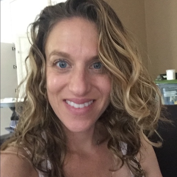 Meet your Posher, Cynthia - Picture 1 of 1