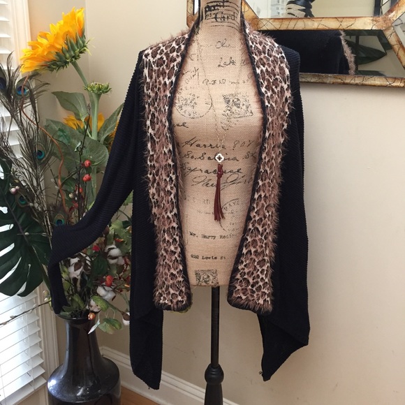 boutique Sweaters - 💖Boutique fuzzy leopard edge BOHO sharkbite cardi