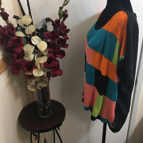 💜Color Block High Low Shirt💜✖️Bundle 2+ % Off✖️ - Picture 2 of 3