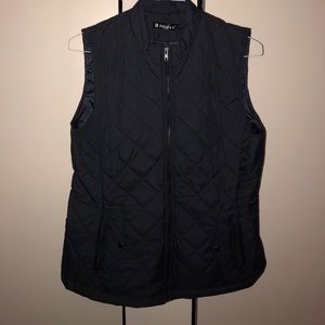 Navy puffer vest with pockets