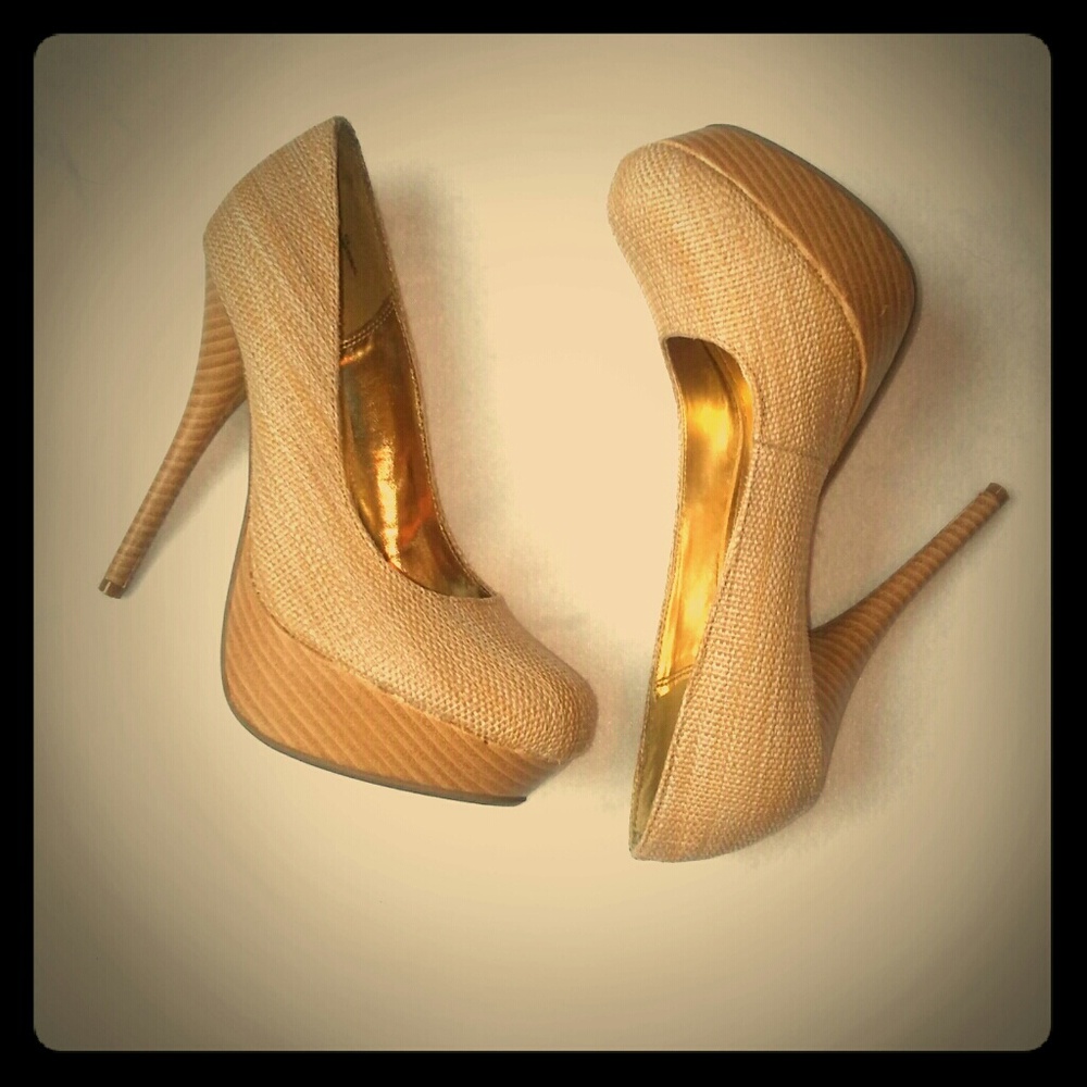 ⬇$15 Bamboo Cream Stiletto High Heals sz  6.5