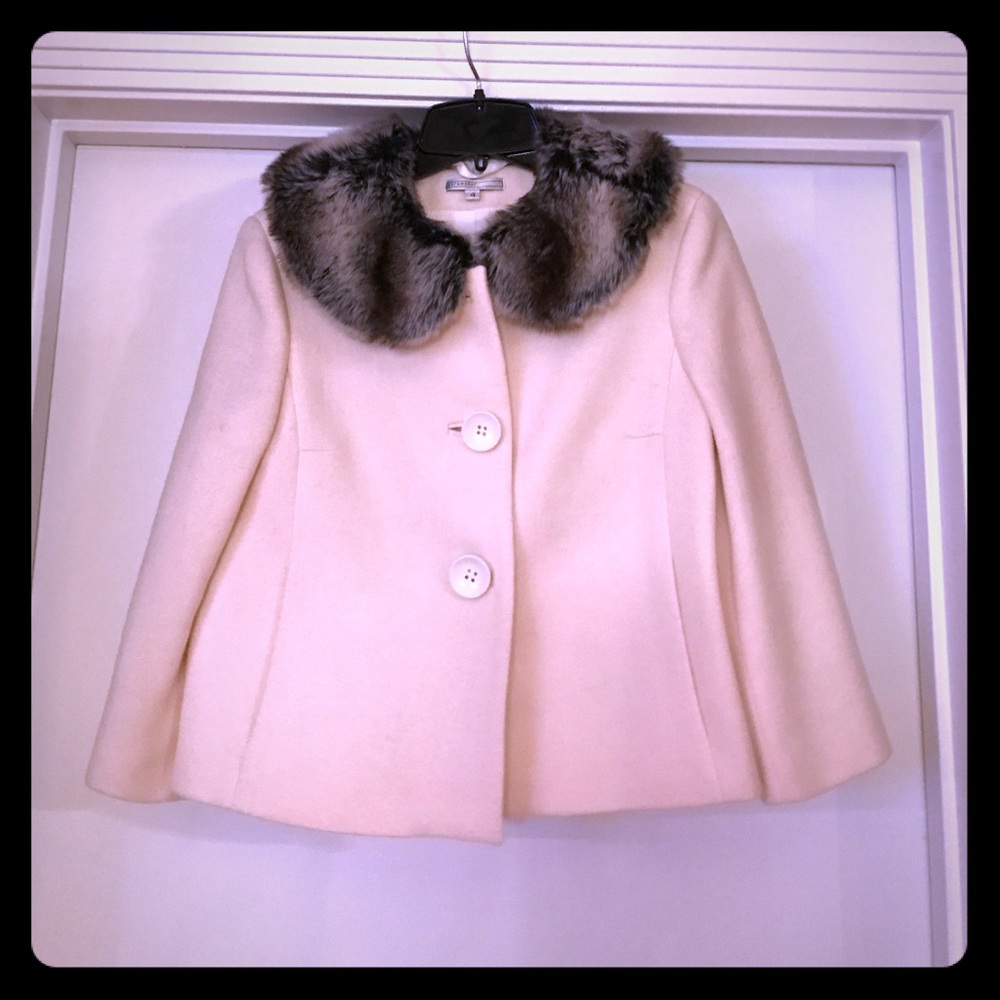 Great jacket with fur collar.