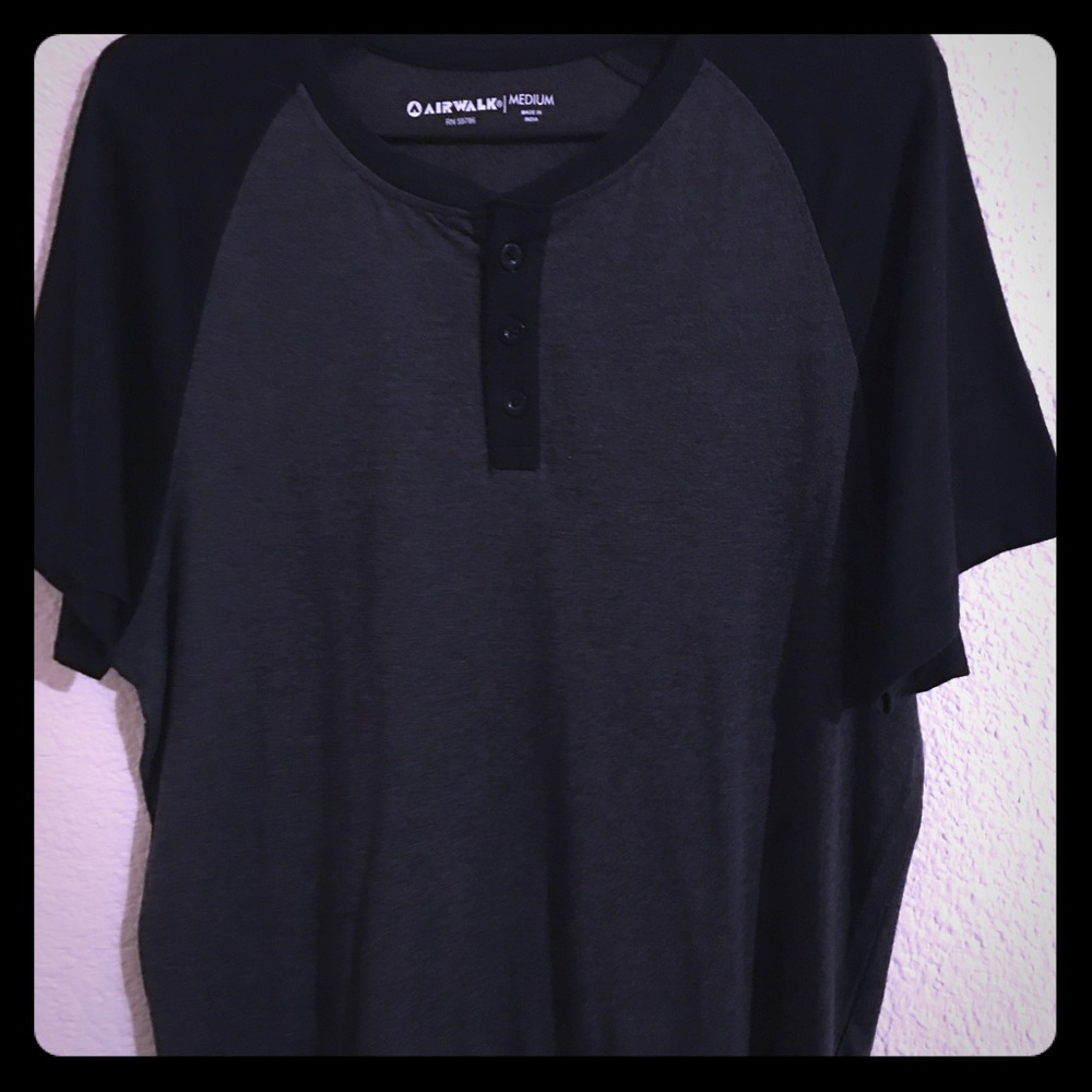 Like new men’s air walk 1/4 Button Up