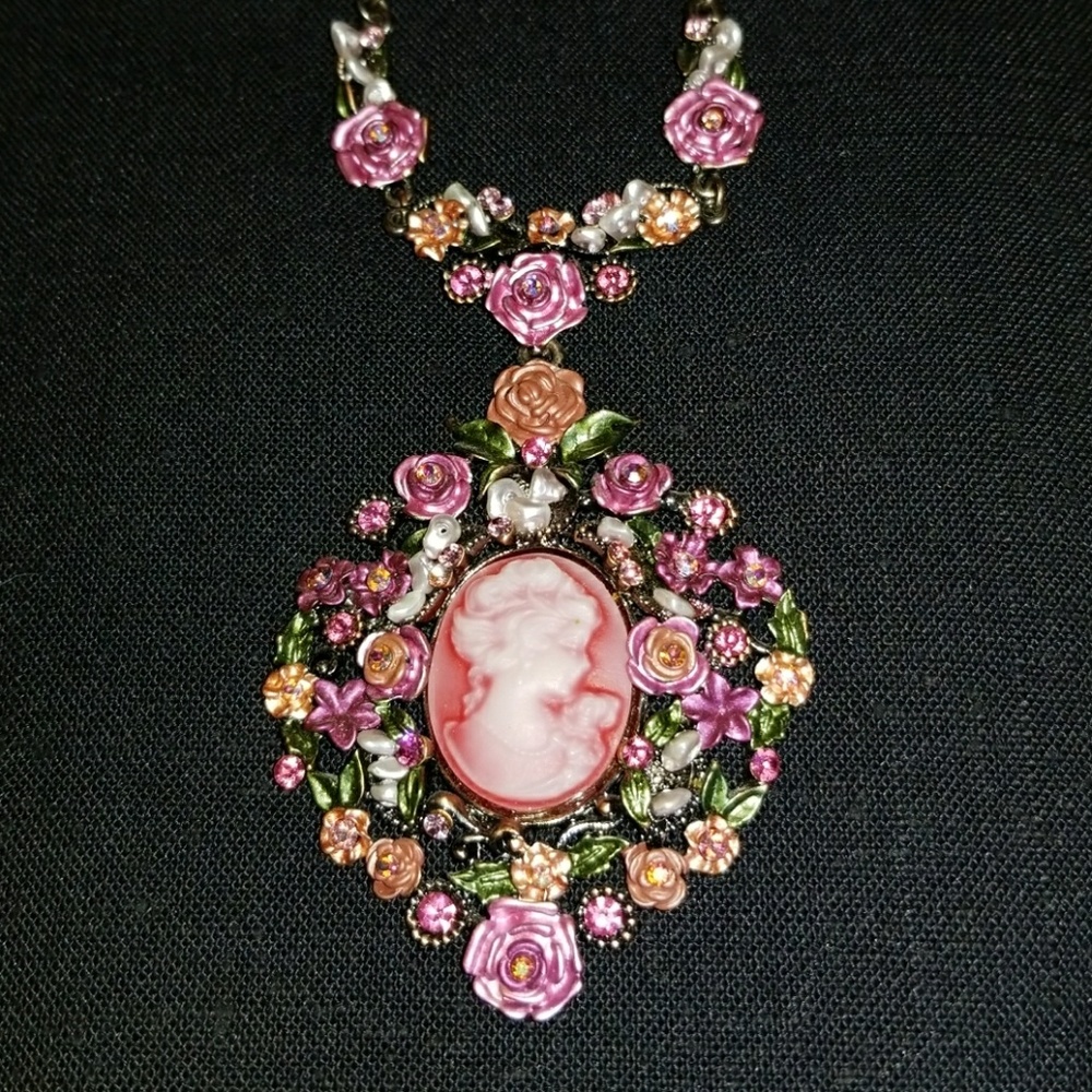 Unique vintage pink cameo necklace