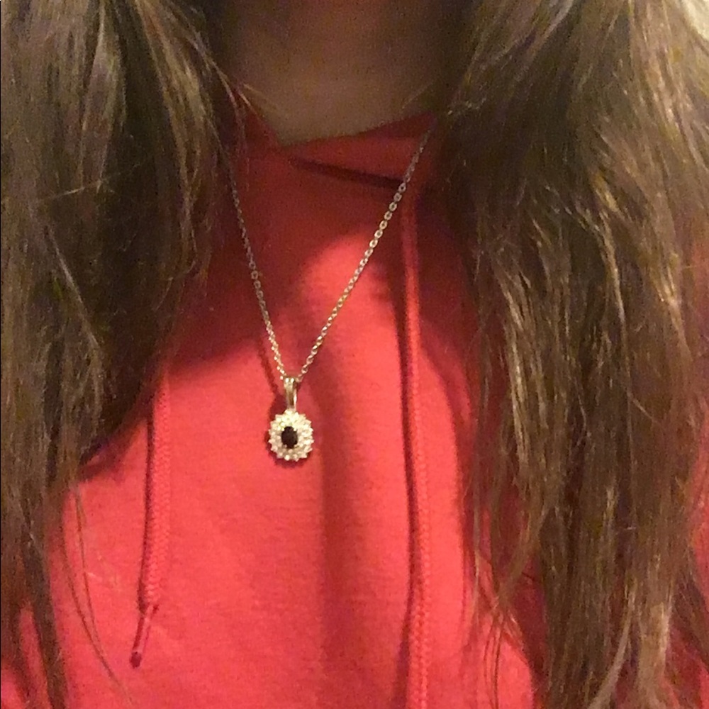 Black gem necklace with crystals around (silver)