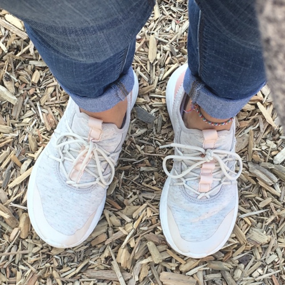 IN SEARCH OF THESE ZARA SNEAKERS.