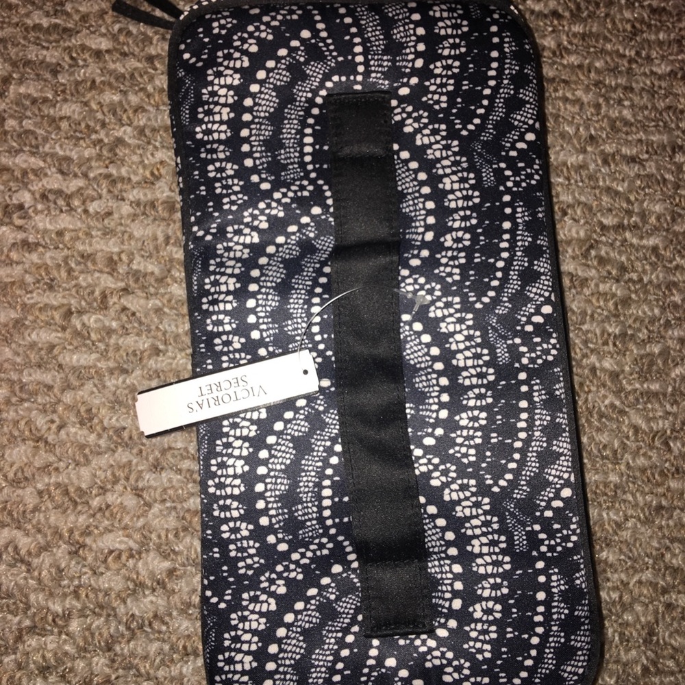 Victoria’s Secret bra holderFREEif you buy 5 items