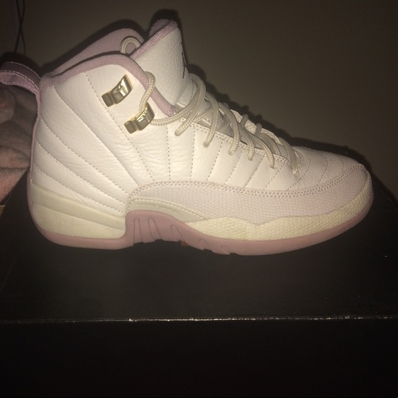 Girls  retro Jordan 12s size 5y - Picture 2 of 2