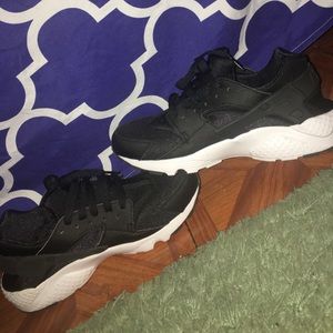 Nike black and white huaraches