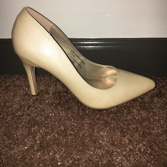 Xoxo pearly cream colored three inch heels - Picture 2 of 4