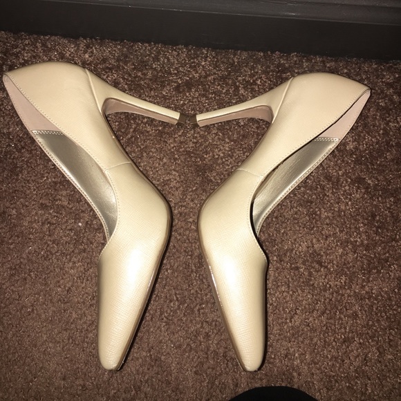 Xoxo pearly cream colored three inch heels - Picture 3 of 4