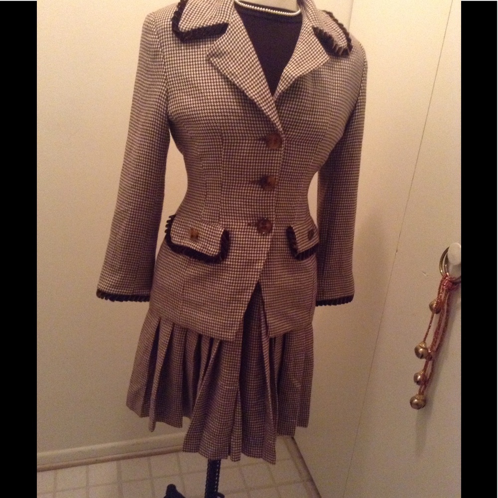 Brown and white Hounds Tooth Coulettes suit.