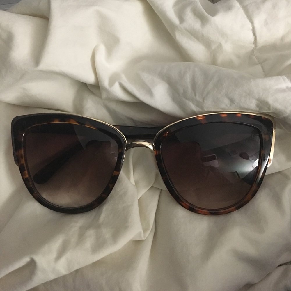 Guess Tortoise shell with gold sunglasses