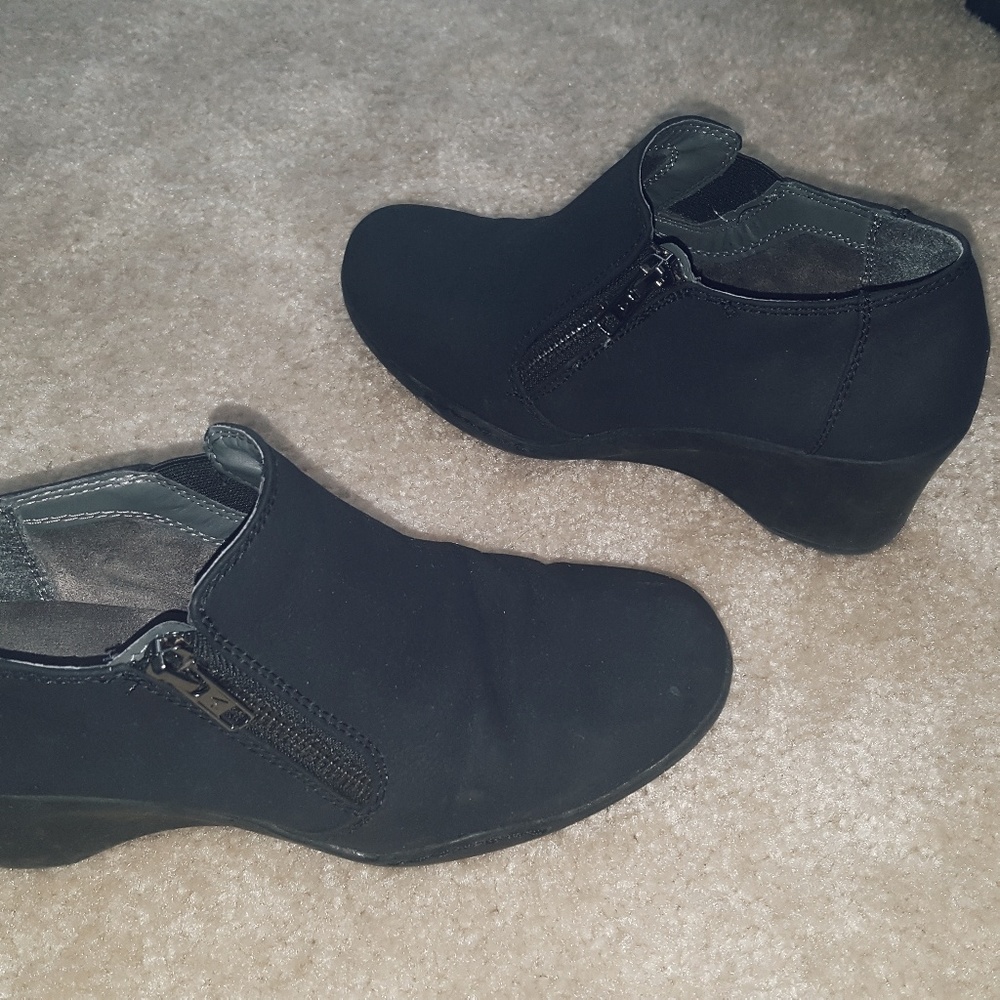Black wedge boots