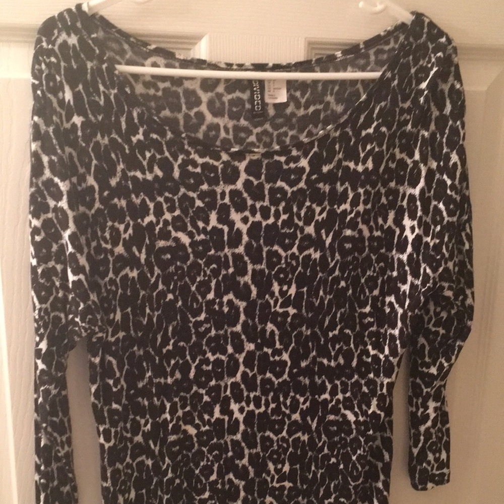 3/4 sleeve black and white print blouse